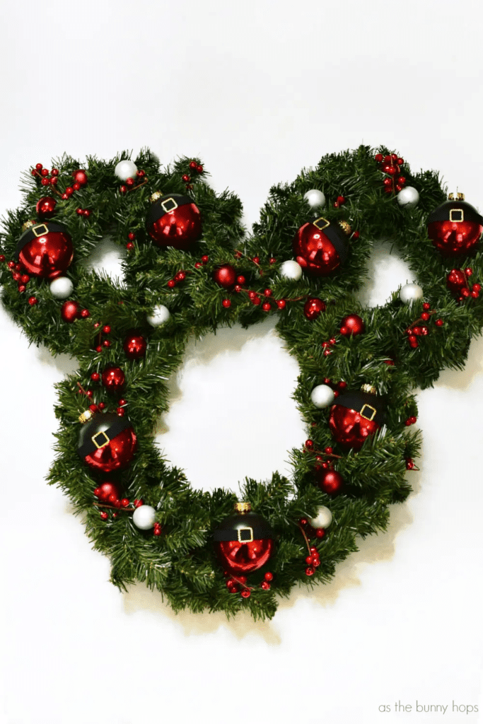 diy mickey mouse wreath / disney christmas / diy disney christmas